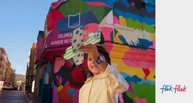 Flik Flak gemusterte Kinderuhr in den Farben blau und rot am Handgelenk eines Kindes