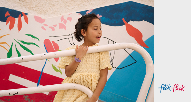 Flik Flak lila gemusterte Kinderuhr am Handgelenk eines Kindes