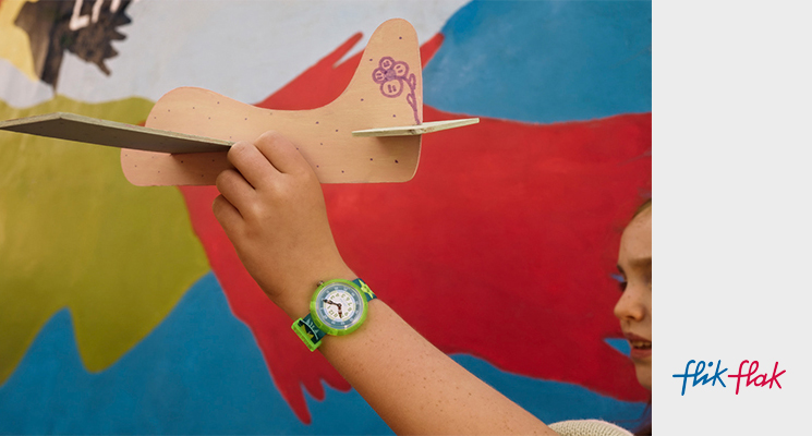 Flik Flak Kinderuhr in der Farbe blau, grün mit Muster am Handgelenk eines Kindes