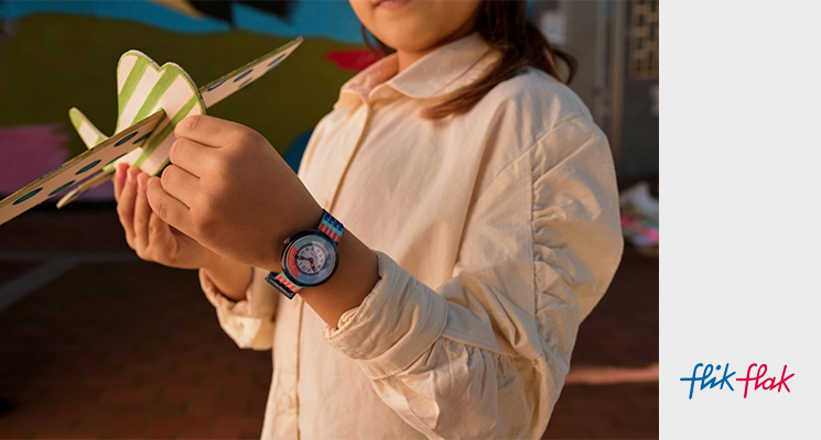 Flik Flak gemusterte Kinderuhr in den Farben blau und rot am Handgelenk eines Kindes