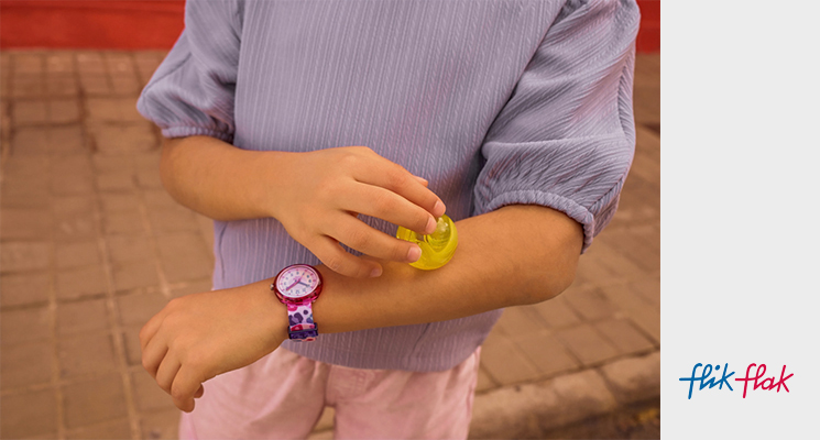 Flik Flak rosa gemusterte Kinderuhr mit Blümchenmuster am Handgelenk eines Kindes