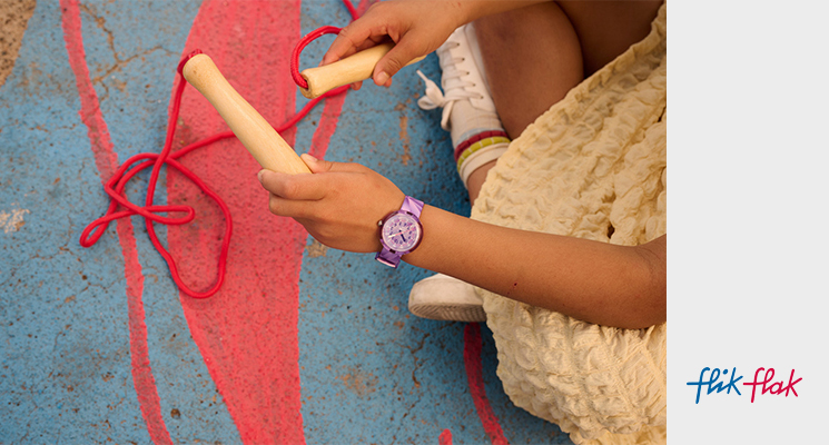 Flik Flak rosa gemusterte Kinderuhr am Handgelenk eines Kindes