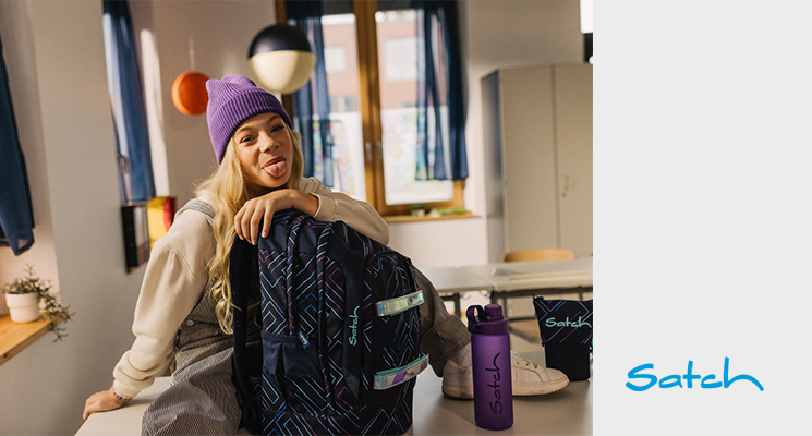 Mädchen mit Schulrucksack der Marke Satch.