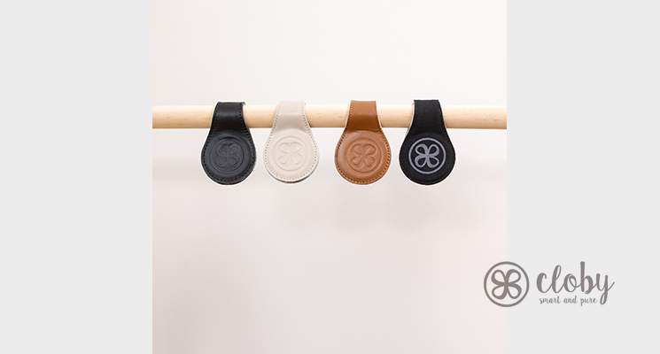 Vier Kinderwagenclips von der Marke cloby in verschiedenen Farben