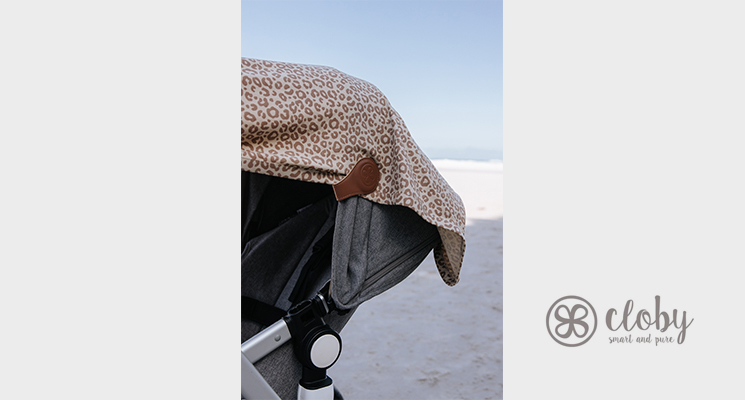 Braun beige gemusterte Decke auf Kinderwagen mit Magnetclip von cloby