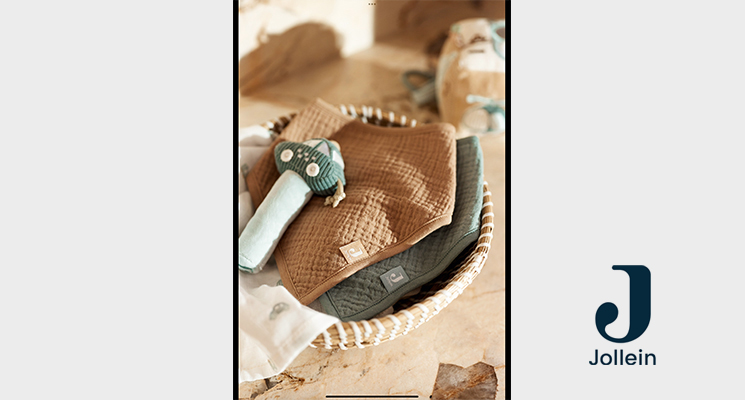 Rassel Spielzeug in Form von einem Auto in der Farbe Cloud Blue von Jollein liegend auf zwei Lätzchen