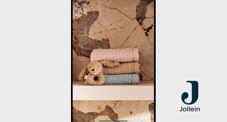 Häschenrassel von Jollein aus weichem, Biscuit-farbenem Bouclé-Stoff