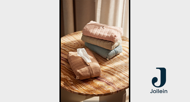 4 Feuchttücher Etuis Mullstoff in verschiedenen Farben von Jollein liegend auf einem Holztisch