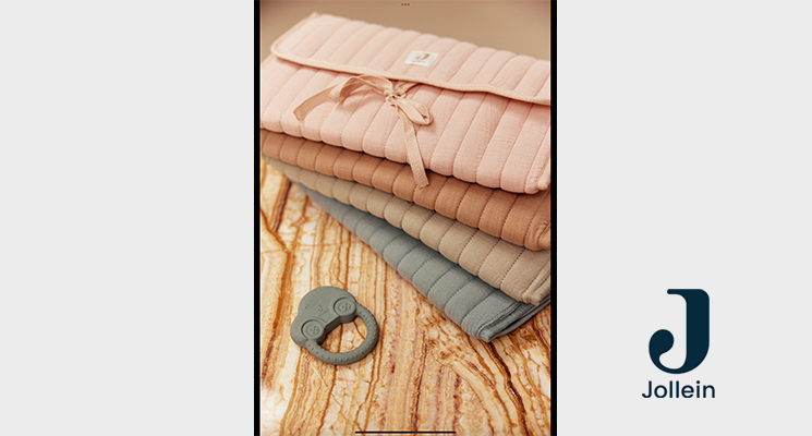 Vier verschieden farbige Wickelunterlagen aus Mullstoff von Jollein