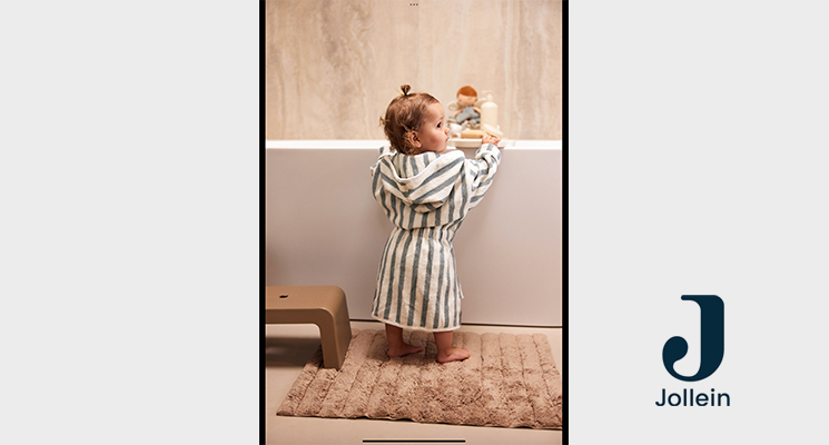 Kind mit grün-weiß gestreifter Badeponcho aus weichem Frottee von Jollein