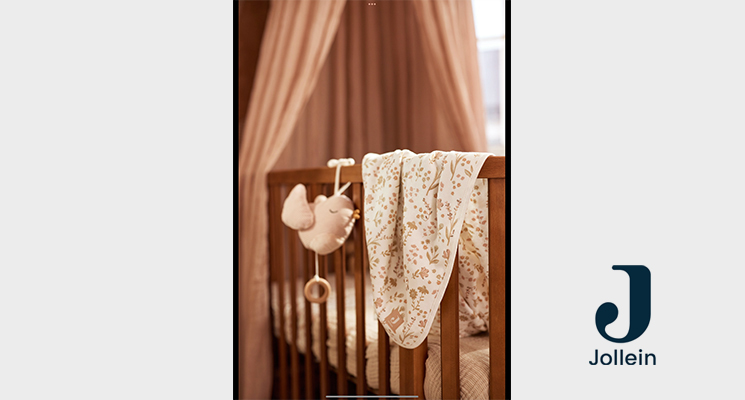 Stoff Spieluhr in Vogelform hängend an Kinderbett