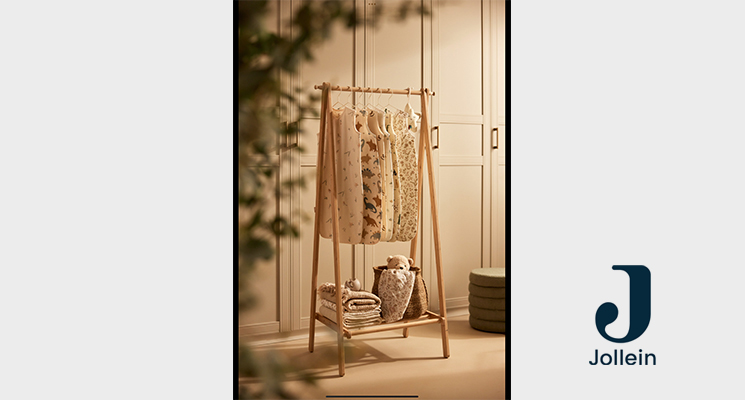 Kleiderstange mit verschieden gemusterten Schlafsäcken von Jollein