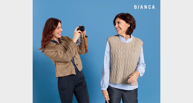 2 Frauen mit beigefarbenen Oberteilen von Bianca