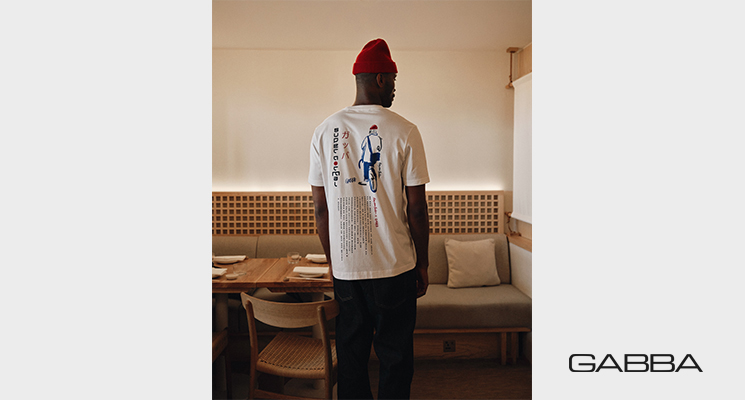 Mann mit weißem Motiv-T-Shirt und Jeans von Gabba