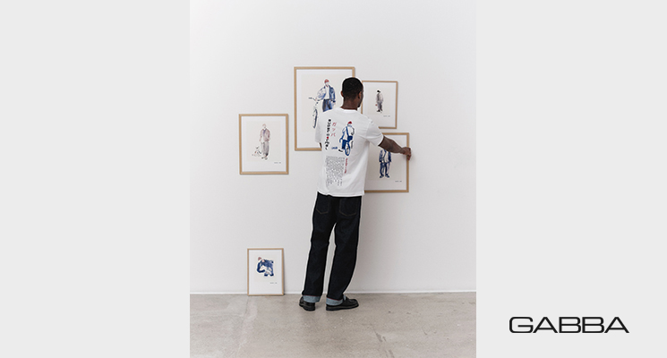 Mann mit weißem Motiv-T-Shirt und Jeans von Gabba