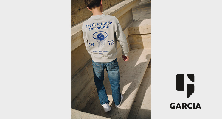 Junge von hinten mit grau-Blauem Pullover und Jeans von Garcia