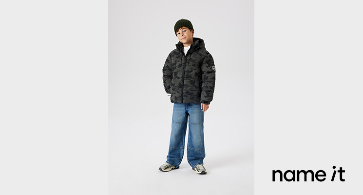 Junge mit blauer Jenas und dunkler Jacke von name it