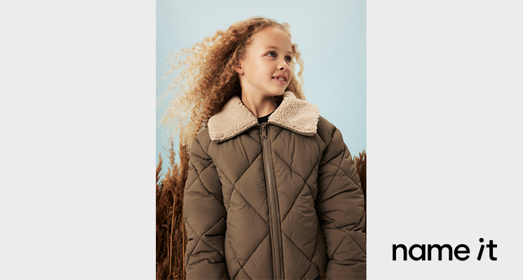 Mädchen mit khaki farbebner Jacke von name it