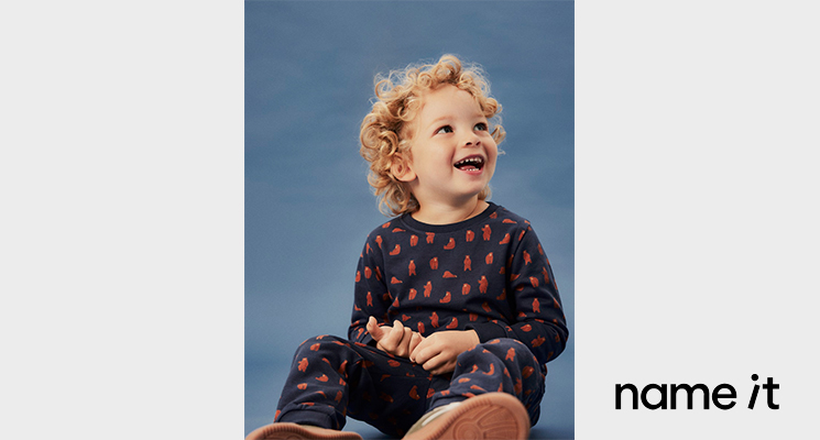 Mädchen mit blauem Outfit von name it