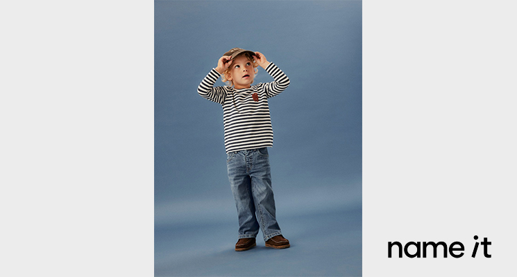 Junge mit blauer Jeans und gestreiftem Oberteil von name it