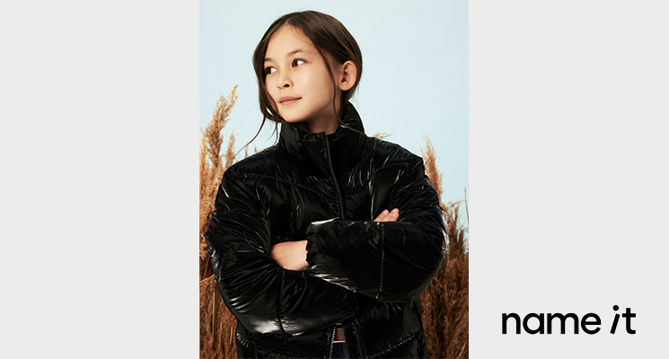 Mädchen mit schwarz glänzender Jacke von name it