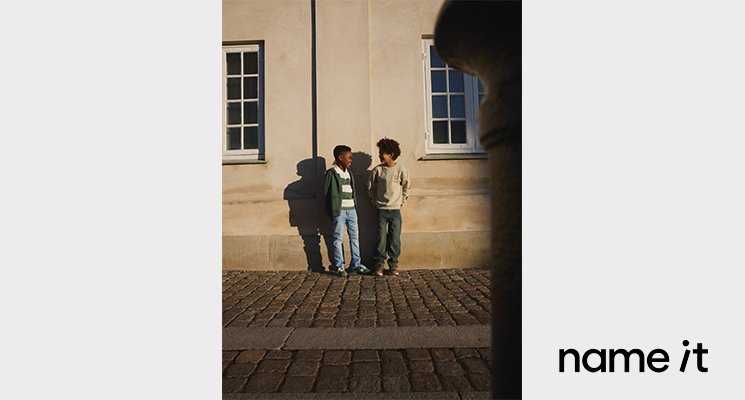 2 Jungs mit modischer Kleidung von name it