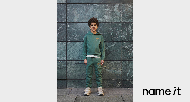 Junge mit grünem Outfit von name it