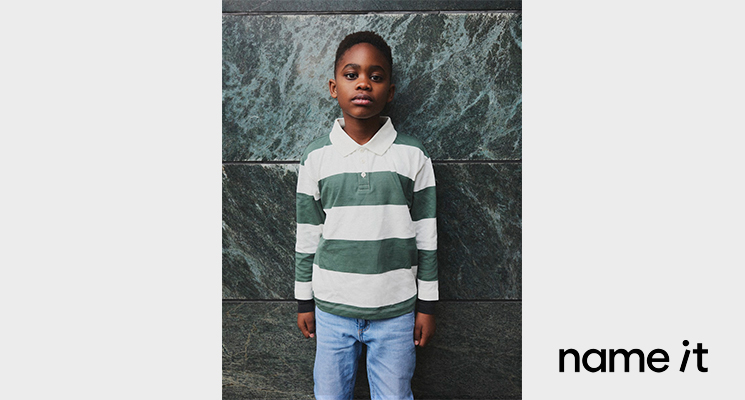 Junge mit grün-weiß gestreiftem Oberteil von name it