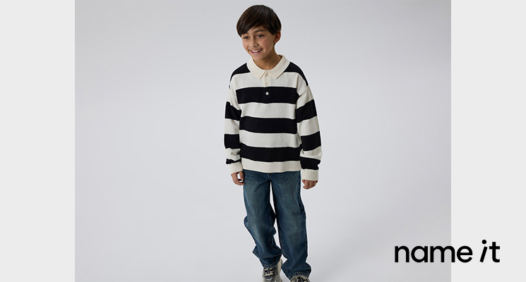 Junge mit schwarz-weiß gestreiftem Oberteil von name it
