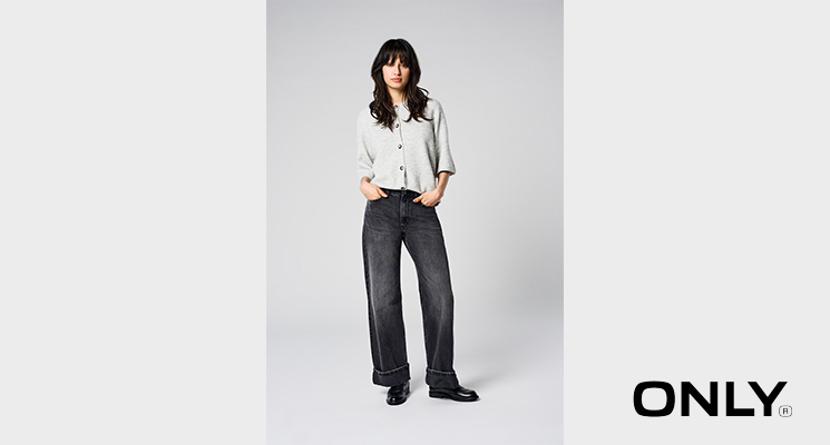 Frau mit hellem Oberteil mit Knöpfen von Only