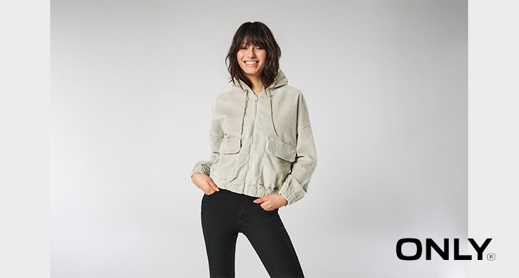 Frau mit hellem Oberteil von Only