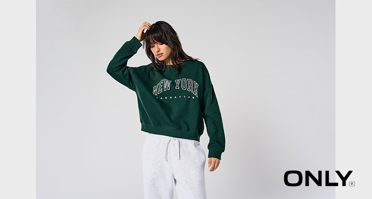 Frau mit grünem Sweatshirt von Only