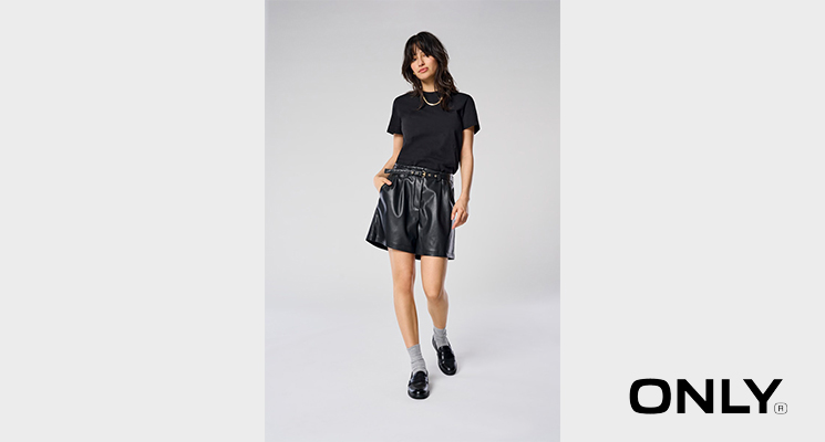 Frau mit schwarzem T-shirt und glänzendem schwarzen Rock