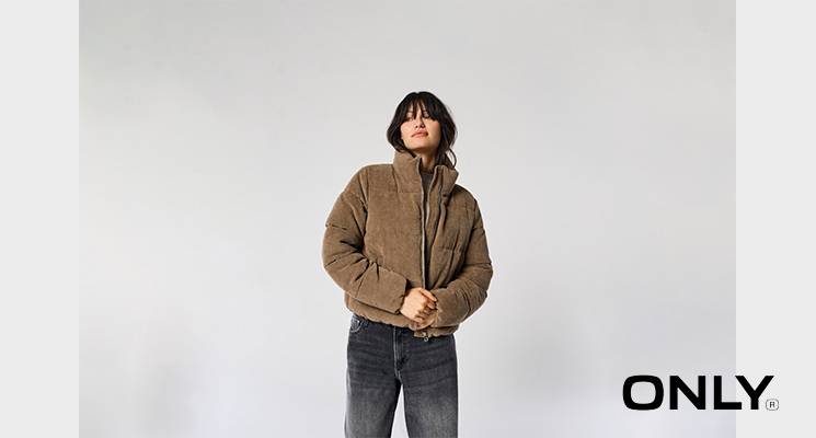 Frau mit brauner Jacke von only