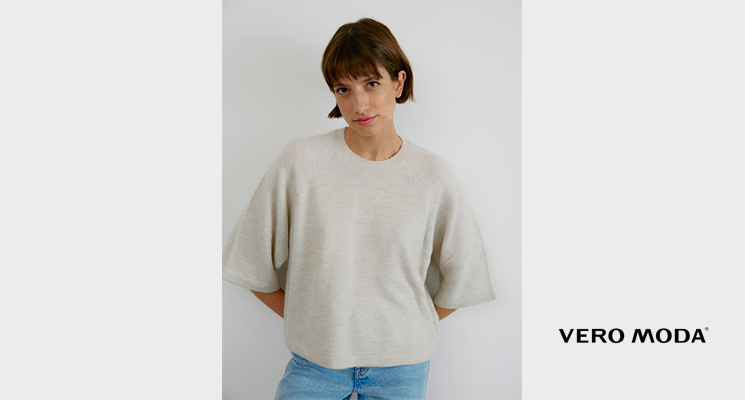 Frau mit hellem, weiten Oberteil von Vero Mode