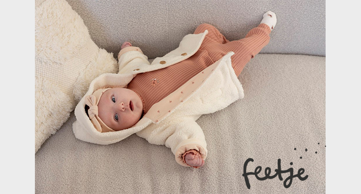 Kind mit weißem Teddy-Fell-Jäckchen von feetje