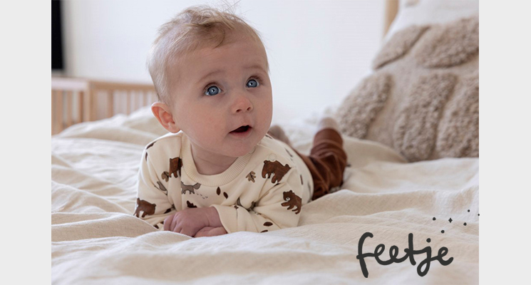 Kind mit creme-weißem Oberteil mit Tiermotiven in braun von feetje