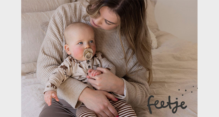 Mutter mit Baby, gekleidet mit beige-braunem Tiermotiv-Shirt von feetje