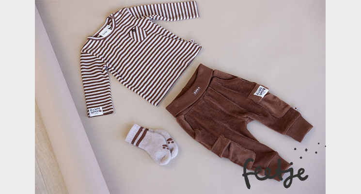 gestreifes weiß-braunes Kinder-Shirt mit brauner Hose und Söckchen von feejte