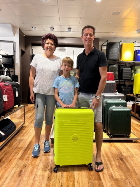 Gewinner 1.Platz beim travleite Koffer Curling der Summer in the City Aktion. Übergabe des Koffers von Frau Diener.