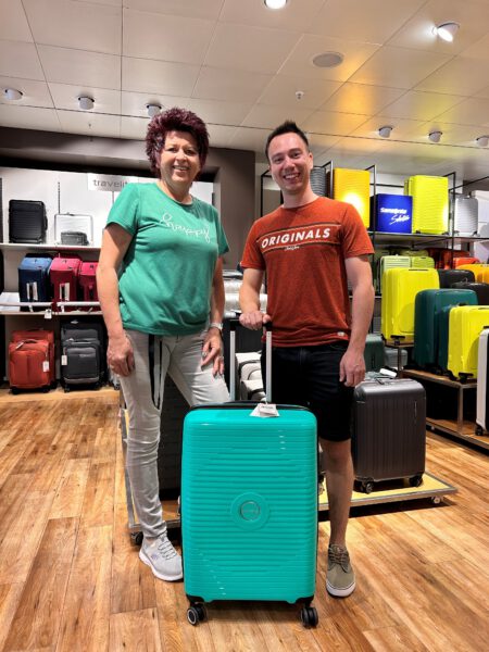 Gewinner 2.Platz beim travleite Koffer Curling der Summer in the City Aktion. Übergabe des Koffers von Frau Diener.