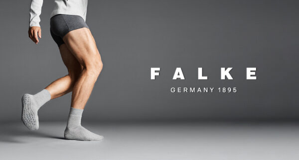 Männerbeine mit grauen Socken