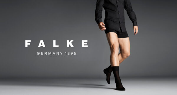 Männerbeine mit schwarzen Socken