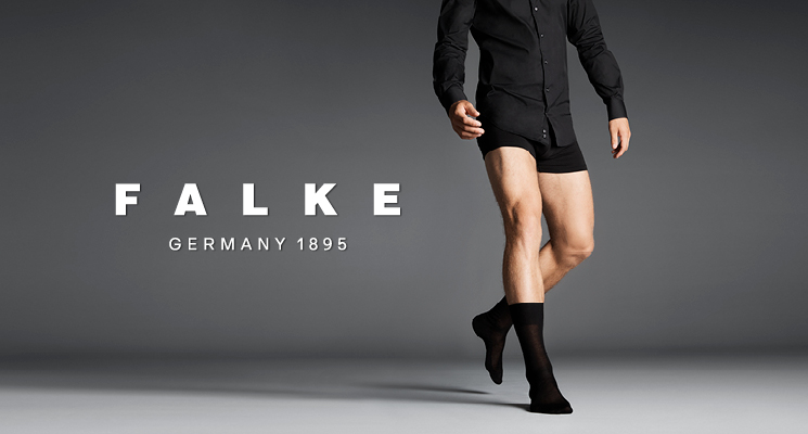 Männerbeine mit schwarzen Socken