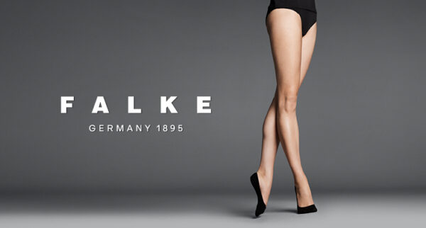 Damenbeine mit schwarzen Füßlingen