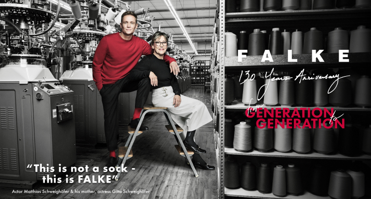 Matthias Schweighöfer macht Werbung für 130 Jahre Falke in rotem Pullover und roten Socken in Produktion mit Angestellten