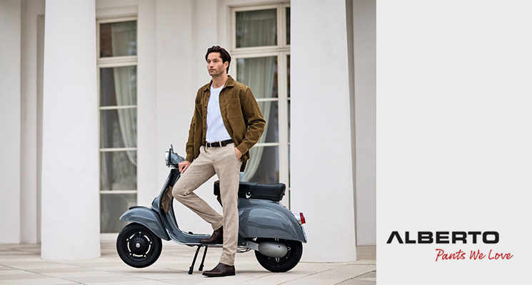 Mann mit brauner Jacker und beiger Hose von Alberto