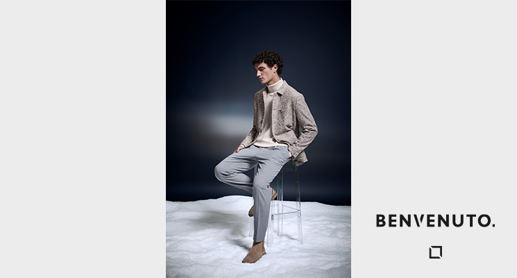 Mann mit beige-grauem Outfit Benvenuto