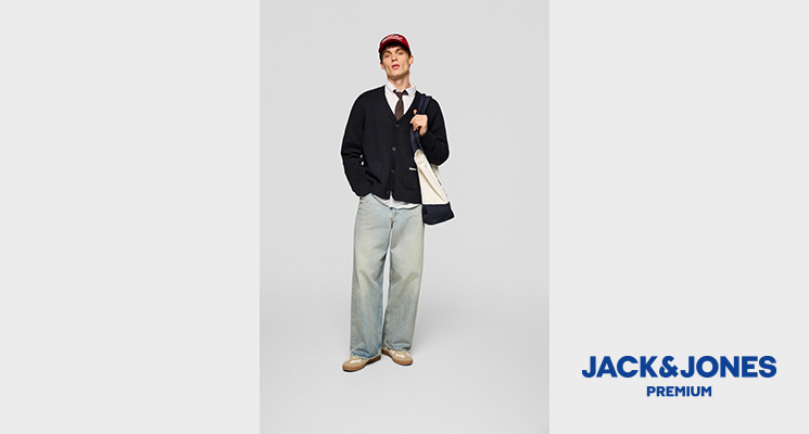 Mann mit schwarzem Oberteil und weiter Jeans von Jack & Jones