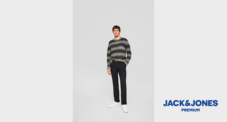Mann mit schwarz-grau gestreiftem Pullover von Jack&Jones